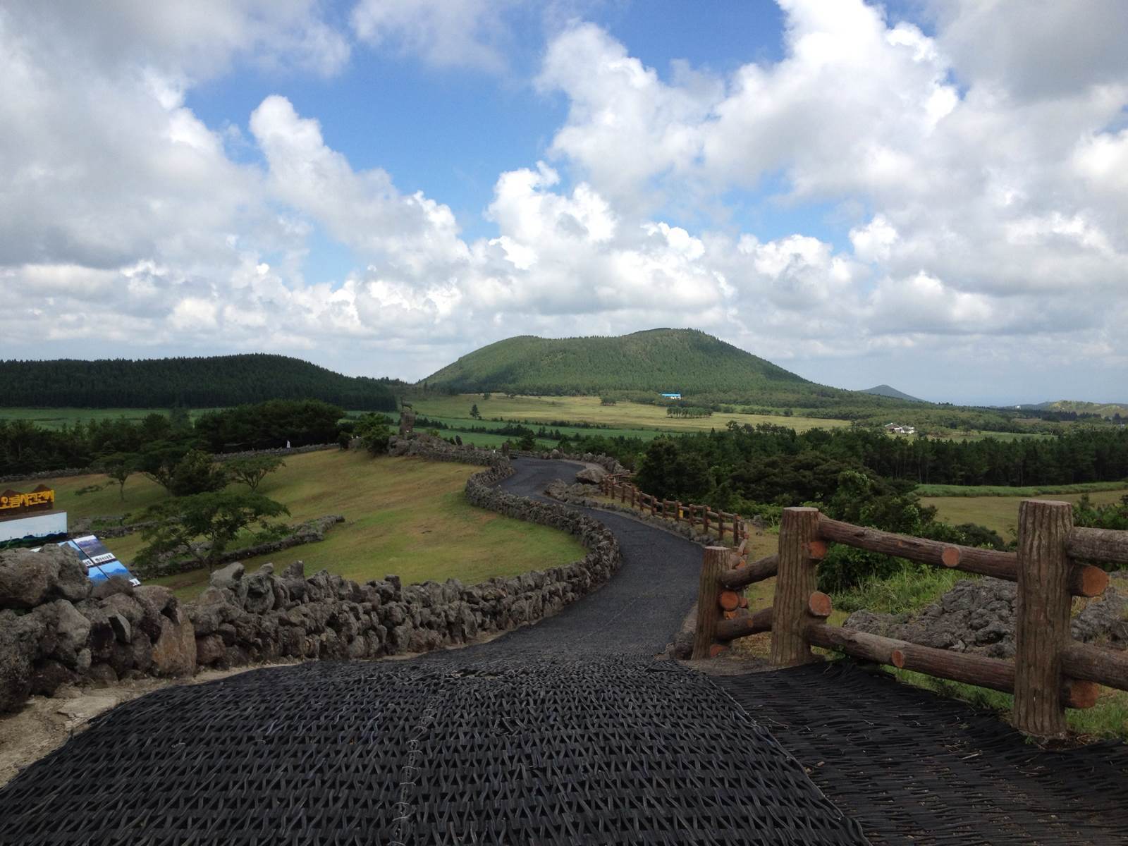 不得不说韩国人真的很会包装,山君不离其实只是一个火山口上面覆盖了