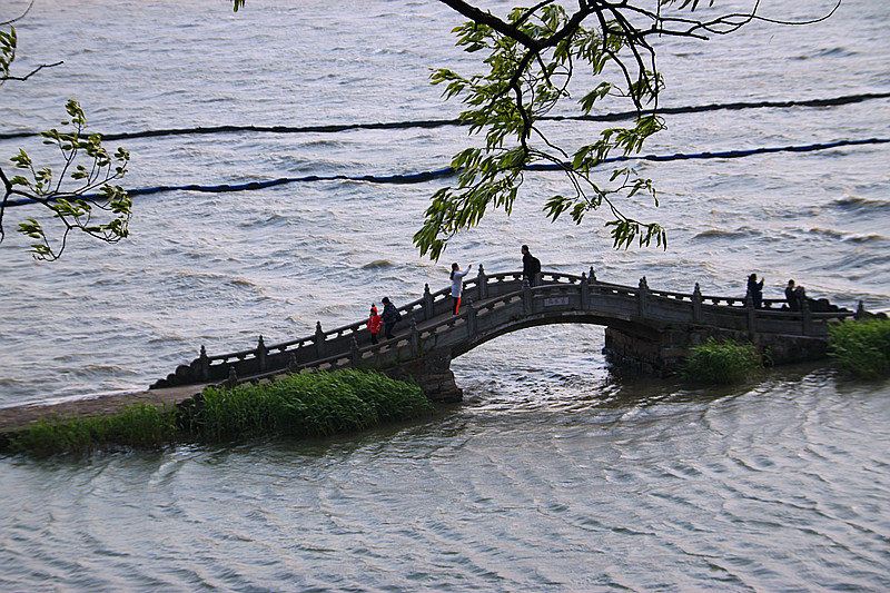 无锡旅情02. 万浪桥头餐秀色,鼋头渚上看春涛