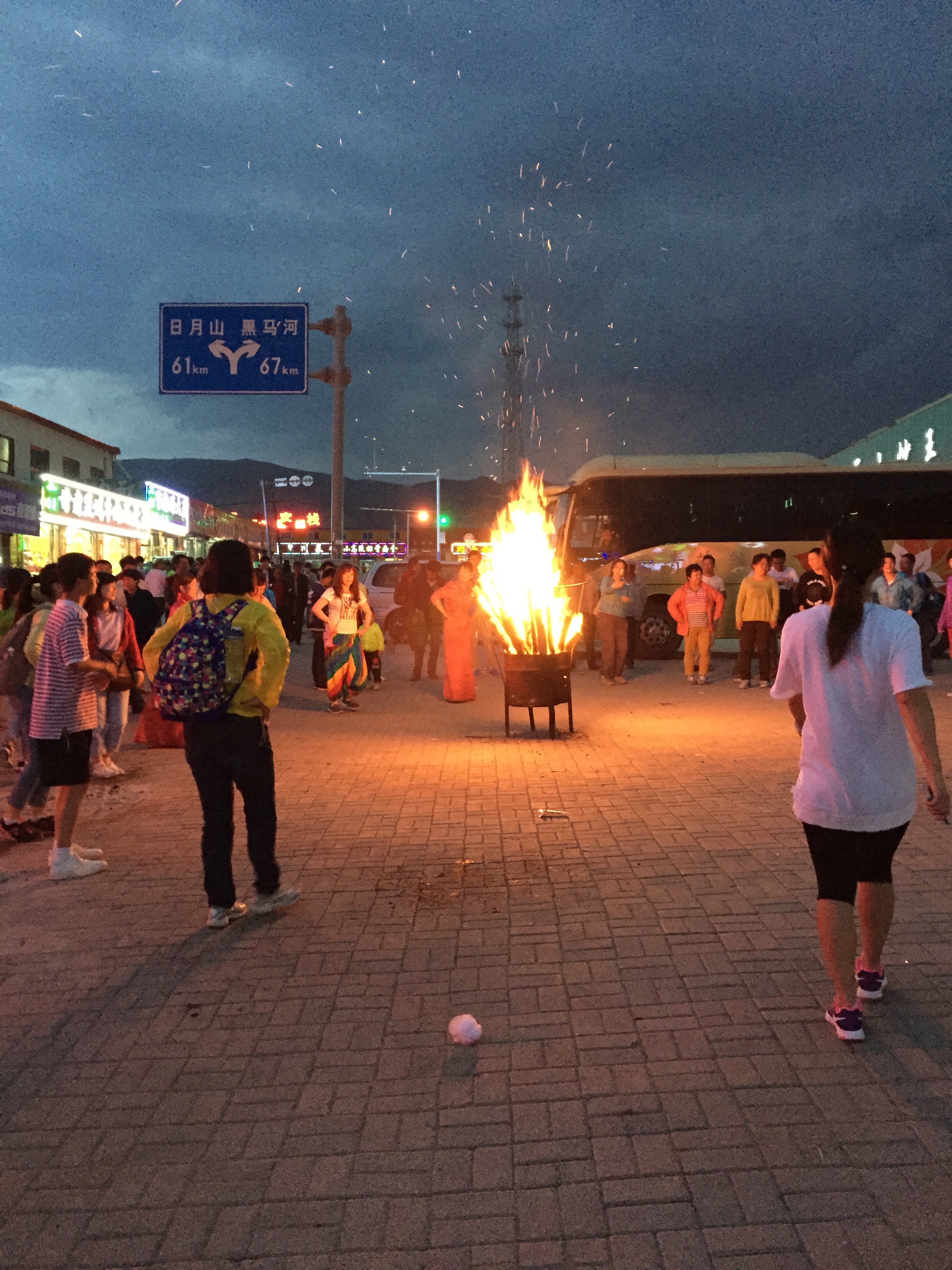 天黑了,从景区出来,一家由演艺公司开办的餐厅门口,进行的篝火晚会.