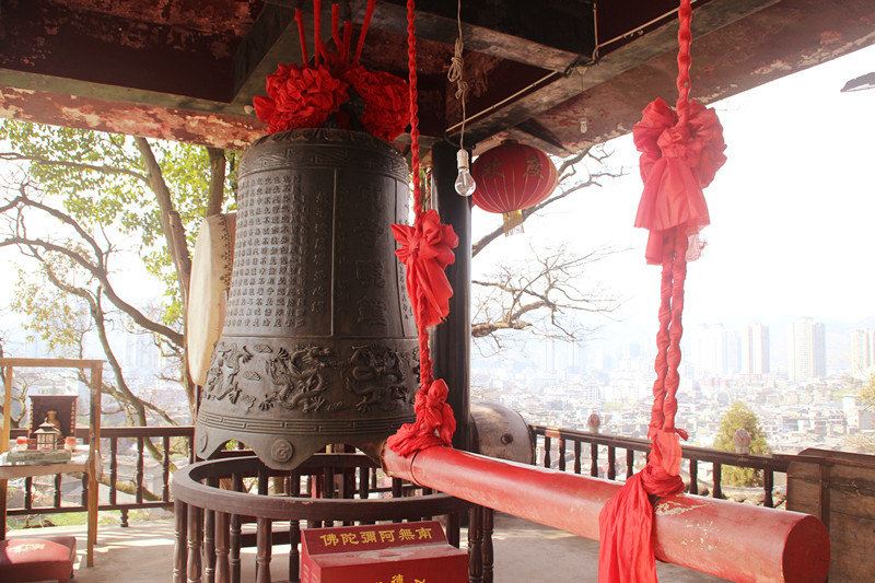 佛度人生虔行织金东山寺