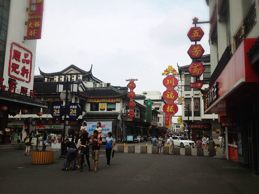 站是观前街,就像杭州河坊街和上海南京西路步行街一样的美食商业