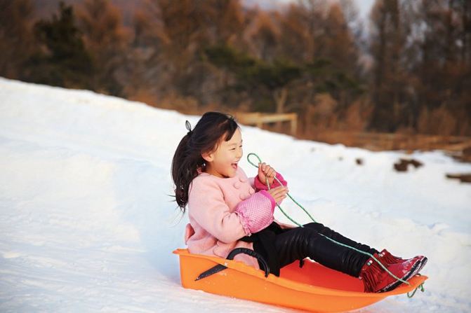 一进雪场,就看到十几个小孩儿在玩儿雪地摩托和雪橇,yoyo忍不住了,也