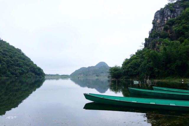 到达普者黑景区入住仙人洞村,村里各式各样的客栈非常多,说是客栈