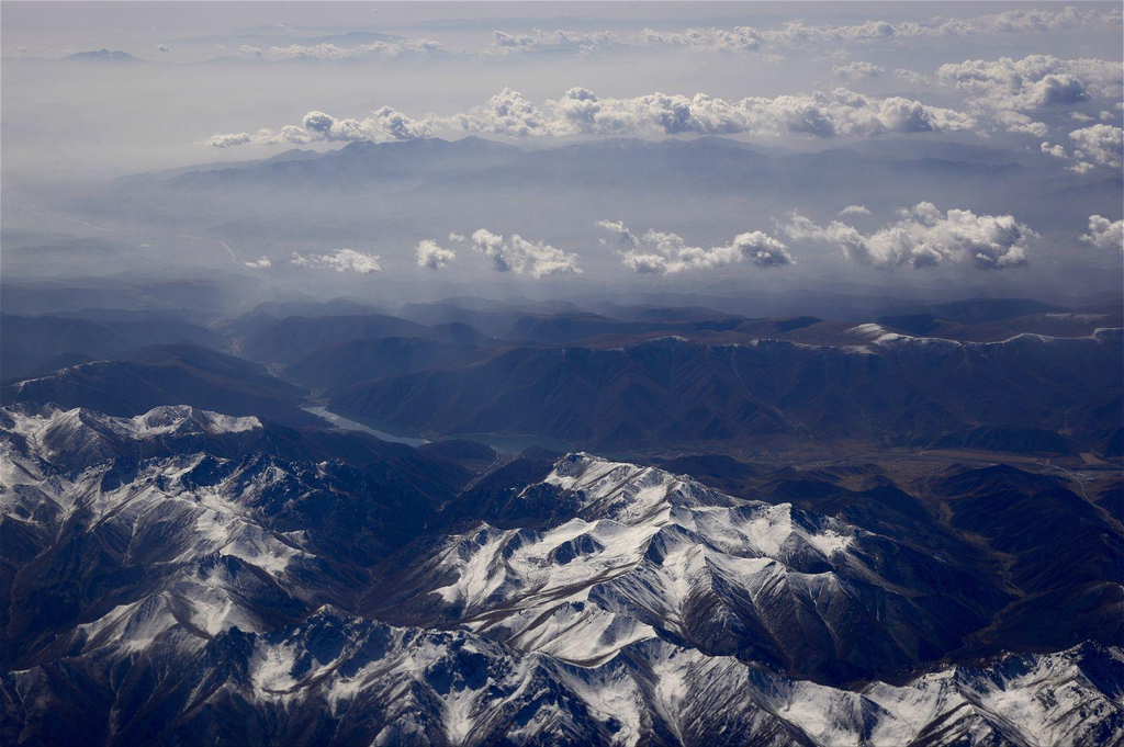 天山属全球七大山系之一,是世界温带干旱地区最大的山脉链,也是