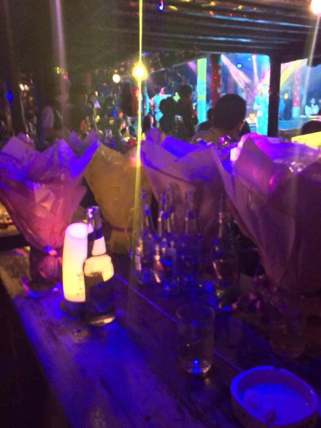 丽江流行送花搭讪 丽江酒吧一条街