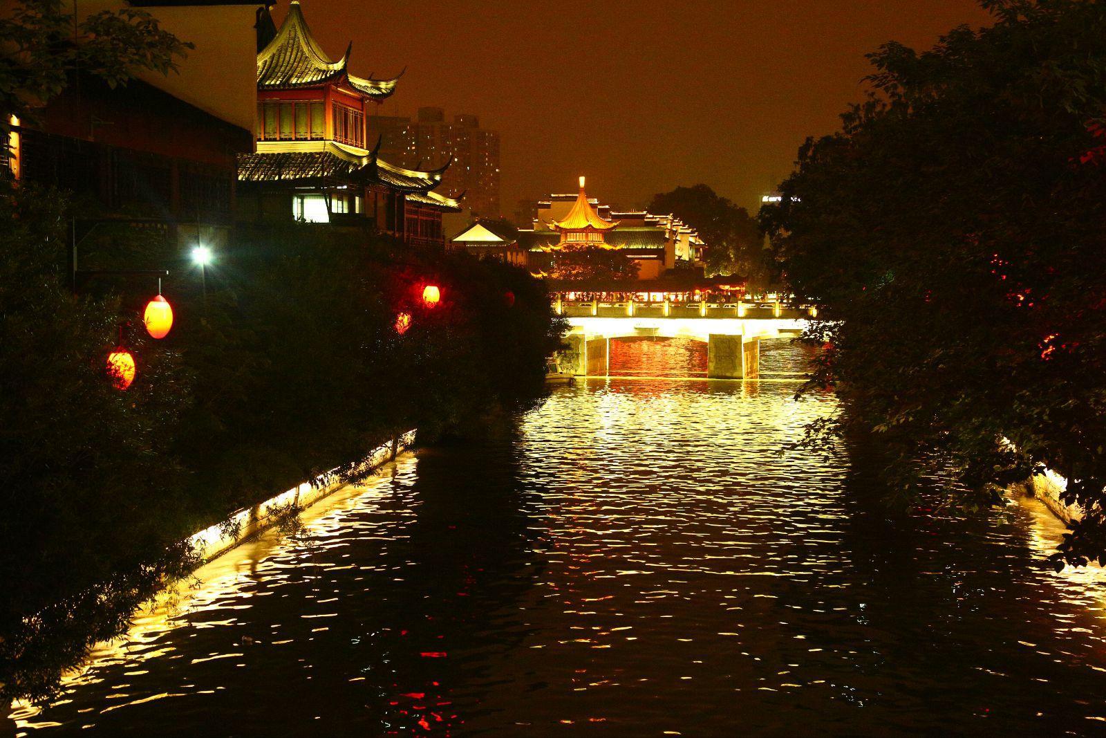 令人想起了古时秦淮河畔的烟花柳巷 名妓雅士之类  有专门的游船项目