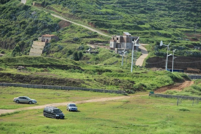 镇海角属于福建漳州市龙海市隆教乡的,就在厦门岛的对岸,我们可以在同益码头坐渡轮过去漳州港(准点一趟)再包车前往,或者自驾走厦漳大桥都是很方便的。 有那么个地方曾经火山爆发,肥沃了一片草场;有那么个地方有着美美的沙滩,黑黑的火山岩地貌;有那么个地方还可以拍到滩涂景色,在这个地方有个灯塔在天际,听本地人说,一边是南碇岛归共产党管,一边是东碇岛归国民党管(隶属金门)。草场上三三两两的牛淡定的在晒着太阳,吃着草。惬意的人生大抵如此吧。 我们这次是自驾前往的,镇海村只有两户吃的,我们在村口的阿小饭店吃饭,来