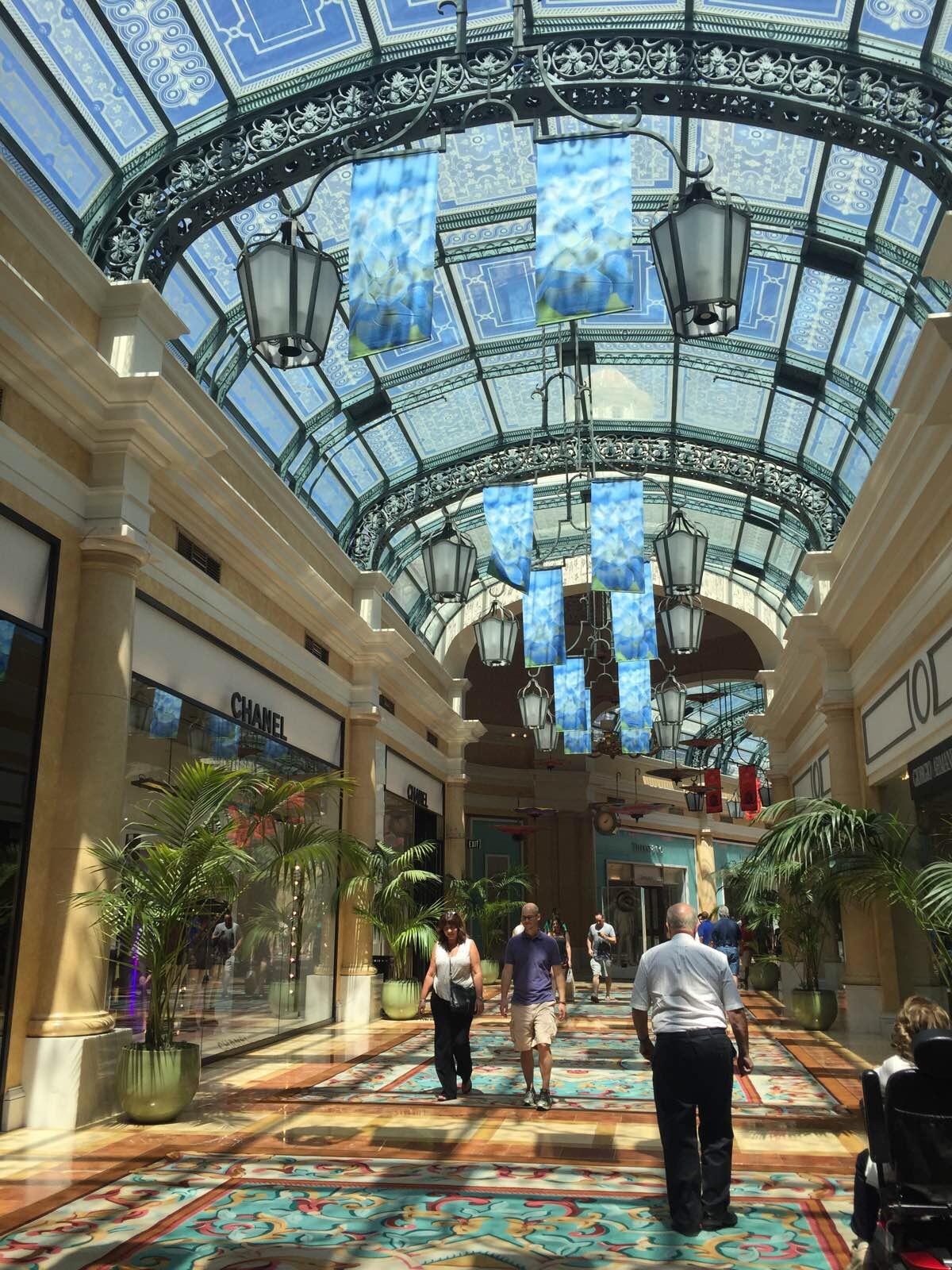 bellagio的奢侈品购物街,玻璃拱顶,阳光明媚的感觉真是很棒.