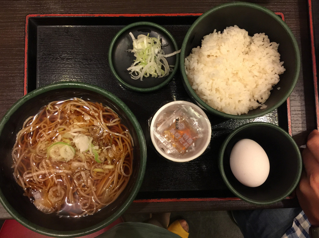 东京早饭没有稀饭之类的,只有米饭面条.