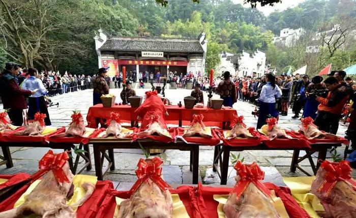 "犭回"是婺源山越族人的神,婺源地方传说"犭回"是五谷山神,能驱赶