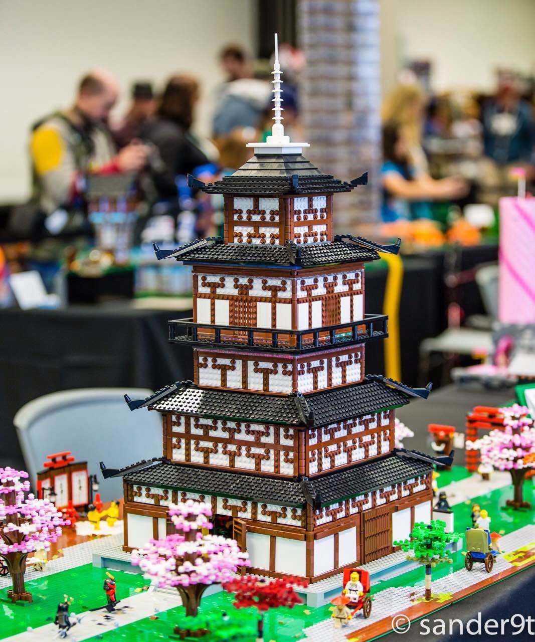 带娃们来看乐高展,顺便逛逛帕萨迪纳市厅的周围,难得的多云天气,在