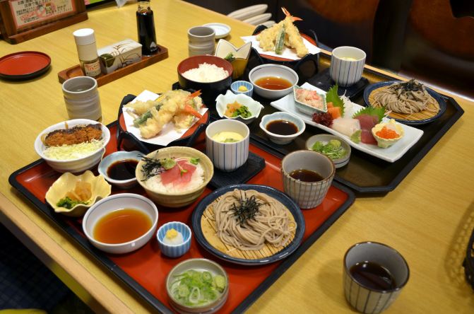 民宿吃到的老板娘亲手做的日式晚餐,一盘一盘非常丰盛