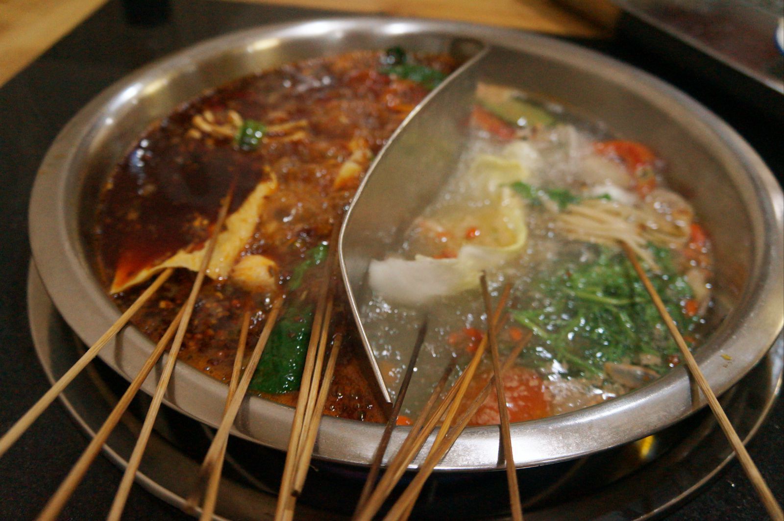 玉林串串香是热锅串串,麻辣烫和火锅的结合,好吃~ 晚餐