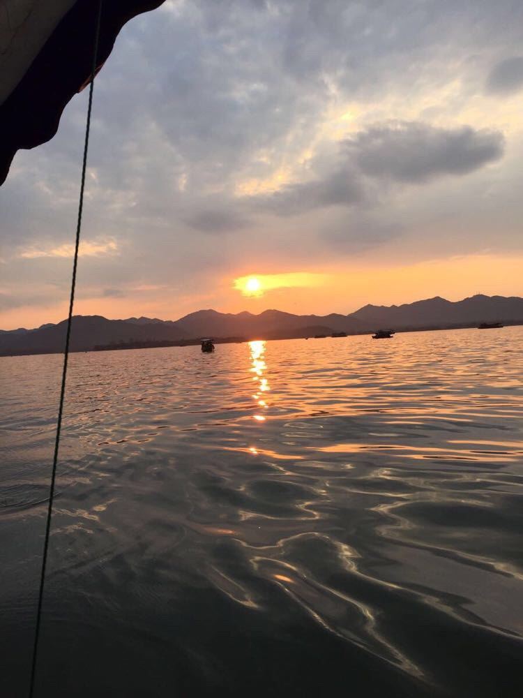 西湖夕阳                                               湖天一碧