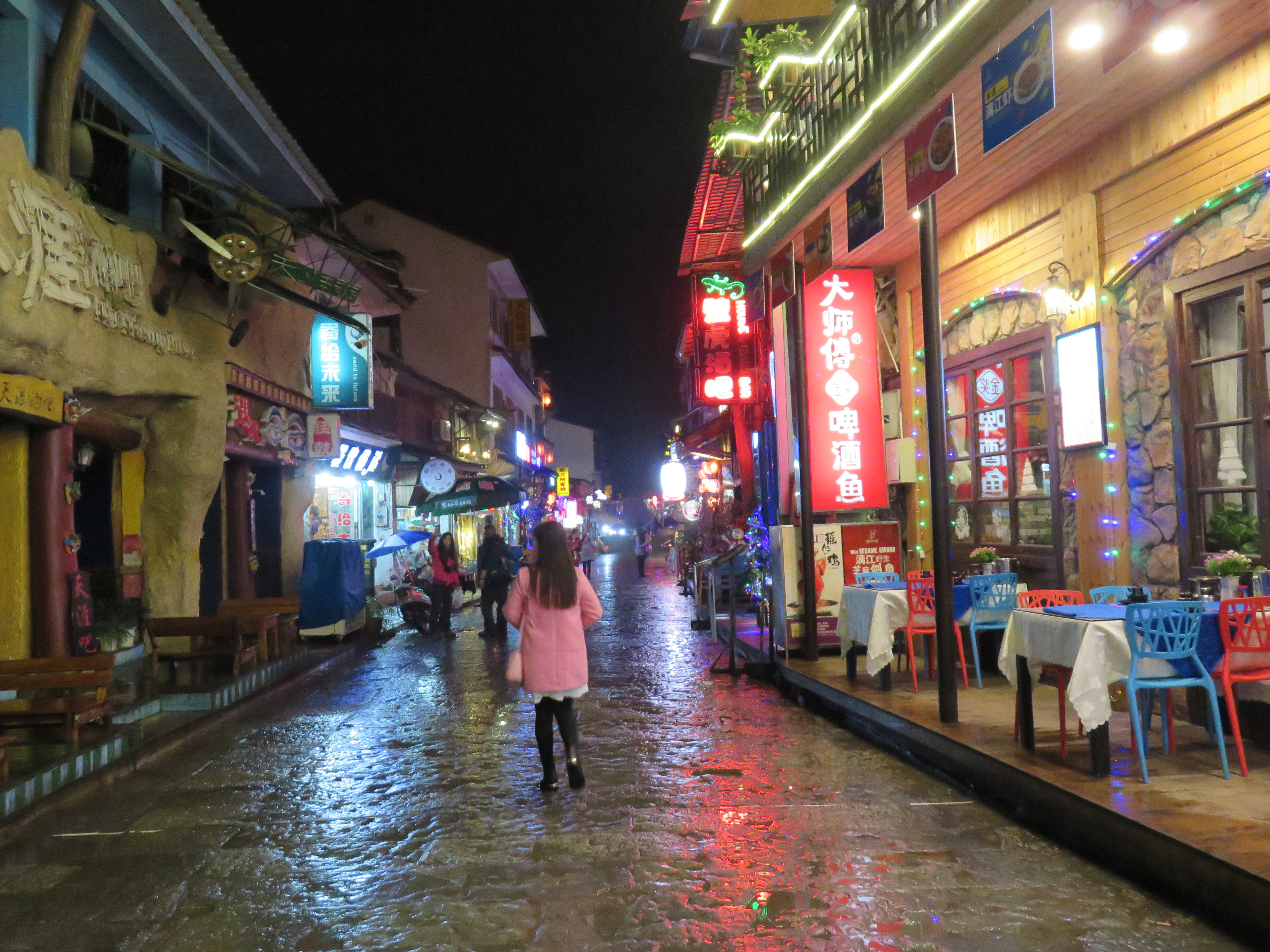 可能是因为下雨的原因,路上人也不多. 西街