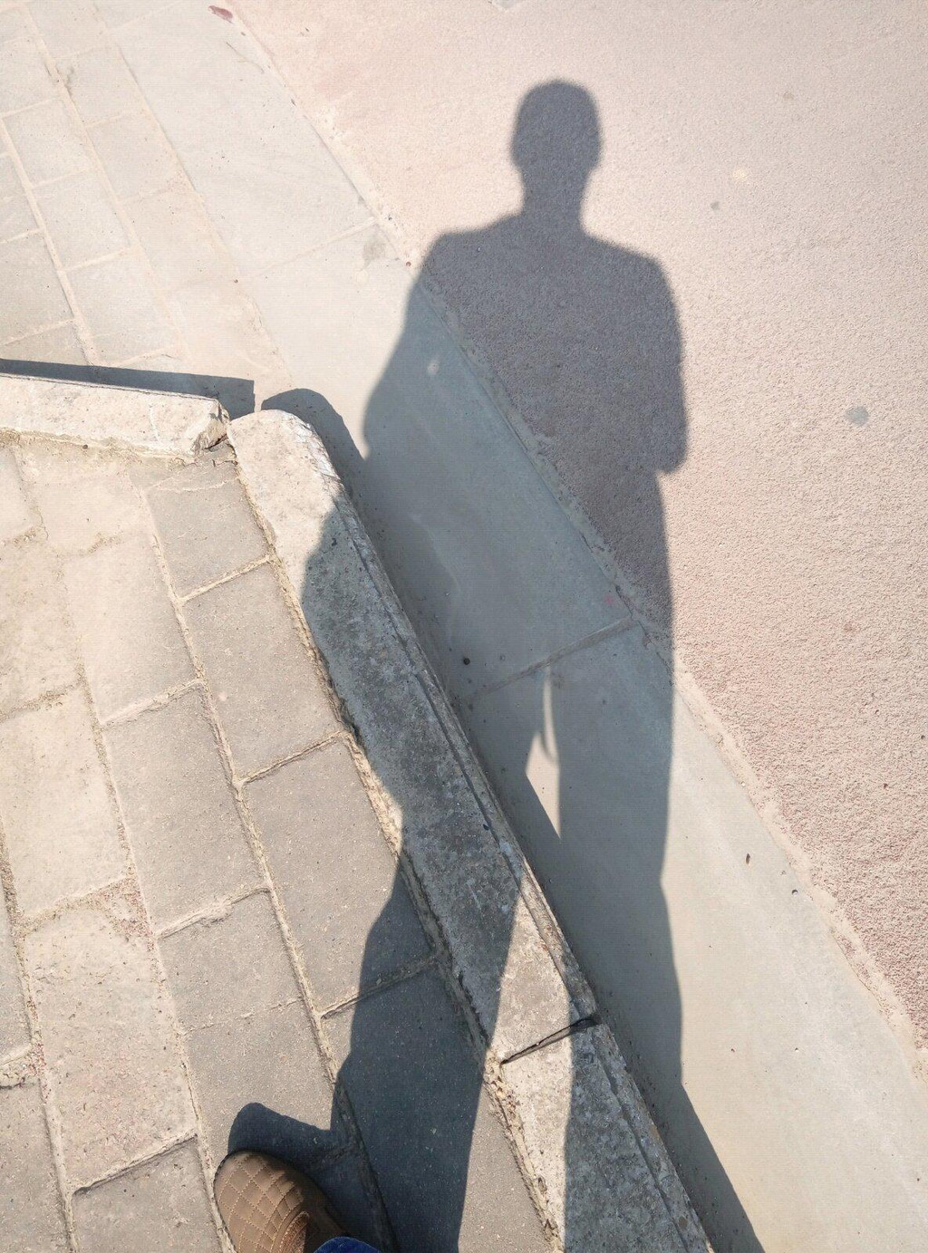                   一个人的影子