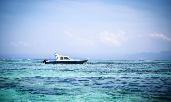 <p>蓝梦岛面积不大，但是在这里你可以尽情冲浪、潜水、享受海滩上壮观无比的日落绝景，也可以徒步或骑自行车环绕小岛一周，深入到偏远的农村去体验生活。</p>
<p>蓝梦岛位于巴厘岛的东南边，这里的海水清澈无比，水下生物清晰可见，因此也被称为&ldquo;玻璃海&rdquo;。岛上居民多以种植海藻为生，因此这里也是巴厘岛的海藻养殖基地。</p>
<p><strong>Jungutbatu海滩</strong></p>
<p>岛上最受游客追捧的景点莫过于<a href="http://you.ctrip.com/sight/bali438/136837.html">Jungutbatu海滩</a>了，它位于蓝梦岛的西北边，游船一般都会到此停靠。可爱的弧形白沙滩与清澈碧蓝的海水构成一幅令人陶醉的画卷，你还可以远眺巴厘岛上的<a href="http://you.ctrip.com/sight/bali438/107596.html">阿贡火山</a>。这里的海堤漫步道是散步的好去处，尤其在傍晚时分会欣赏到绝美的日落美景。</p>
<p>Jungutbatu海滩一带聚集了众多旅馆和便宜的餐厅，是无数背包客和冲浪者的最爱。到附近的小村庄去转转，可以看到许多生产海藻的地方。如果你对海藻感兴趣，不妨在清晨或午后2-3点左右到海边去，常能看到当地居民种植海藻的过程。</p>
<p><strong>蘑菇海湾上的香蕉船、帆伞</strong></p>
<p>从Jungutbatu海滩南端沿着海岸线步行在似有似无的小路上，约1公里左右就到了<a href="http://you.ctrip.com/sight/bali438/139231.html">蘑菇海湾</a>，你也可以搭小船过来。白天的香蕉船、帆伞等水上活动令蘑菇海湾十分热闹。再往南面的小路走下去，你会看见一条约150米长的新月形白沙滩，那便是<a href="http://you.ctrip.com/sight/bali438/107602.html">梦幻海滩</a>，有着澎湃的海浪，你可以坐在小摊位上一边喝啤酒一边欣赏日落。</p>
<p>继续往蓝梦岛的南边去，到达兰彭坎村（Lembongan），与<a href="http://you.ctrip.com/sight/bali438/107603.html">金银岛</a>之间隔着一条海峡，布满了海藻养殖场。在那里，可以通过吊桥直接前往金银岛，或者沿着铺砌大路一侧平缓的小路上山，再一路下山回到Jungutbatu一带。</p>
<p>蓝梦岛北部生长在水中的红树林也是不容错过的地方，一日游行程大多都包含这个景点，自己前往的话则需要租一条小船。</p>
<p><strong>冲浪、浮潜</strong></p>
<p>如果你是冲浪爱好者，4月-9月的旱季是到蓝梦岛的最佳时节，岛上有多处冲浪点，但并不适合初学者。岛上很多地方都有水上运动的用具出租，冲浪板的租金约5万卢比/天。蓝梦岛周围也有一些不错的浮潜点，如蘑菇海湾不远处、Jungutbatu海滩附近的Bounty浮筒旁及岛屿北部海岸周围，租一条小船的费用约15万卢比/小时。</p>
<p><strong>蓝梦岛上的度假村、餐厅</strong></p>
<p>若想在蓝梦岛多待几天，在Jungutbatu海滩或蘑菇海湾一带都可以找到便宜的旅馆或豪华度假村，而岛上的餐厅也集中在这些景点处。</p>