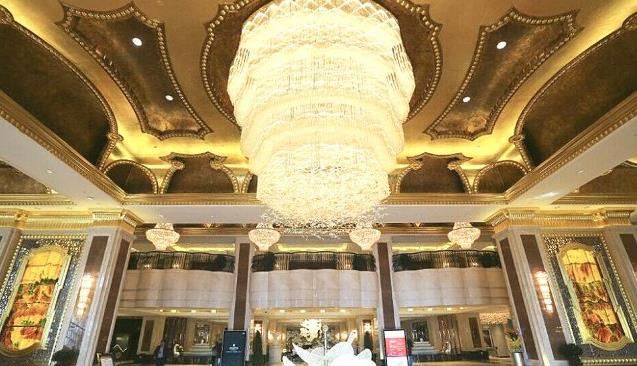 1、浦江仙华檀宫名人度假酒店座落于金华仙华山风景区内,从建筑外观到内部装饰,皆充满浓浓的欧洲宫廷风,远远看去,犹如一座白色城堡。 2、酒店主打温泉度假,不仅拥有不同功效的98个温泉池,数量大,还特有带温泉泡池的各式小木屋,入住小木屋,宾客可独享一池私人温泉。 3、酒店设有一个大型的水上乐园,近20种世界级水上游乐设备,能带给来此度假客人无与伦比的刺激感受。