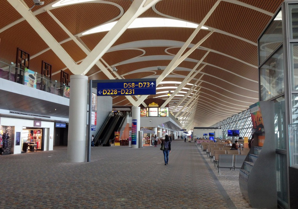 空旷的机场候机厅