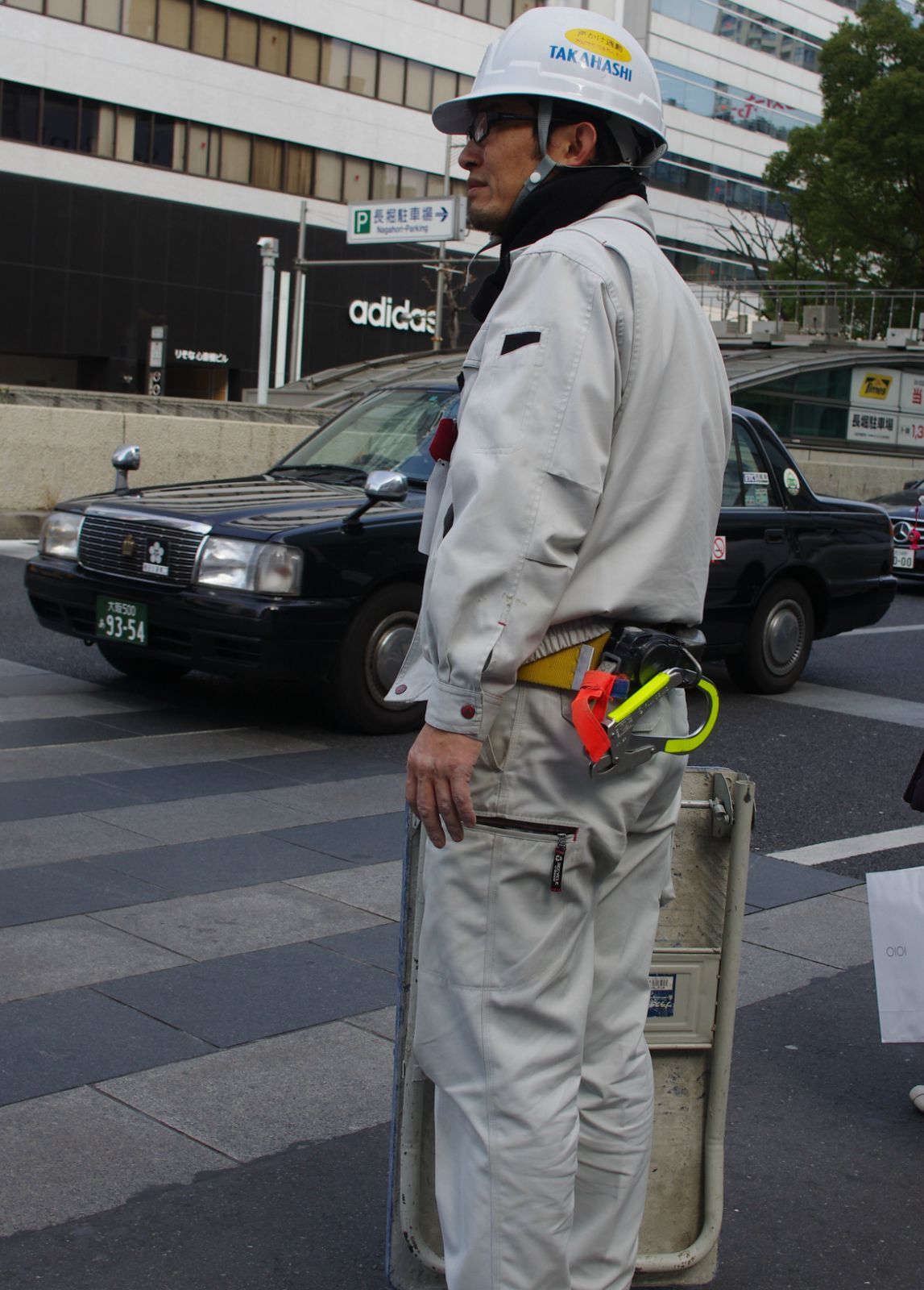 日本工人,看起来年纪也不小了. 大阪