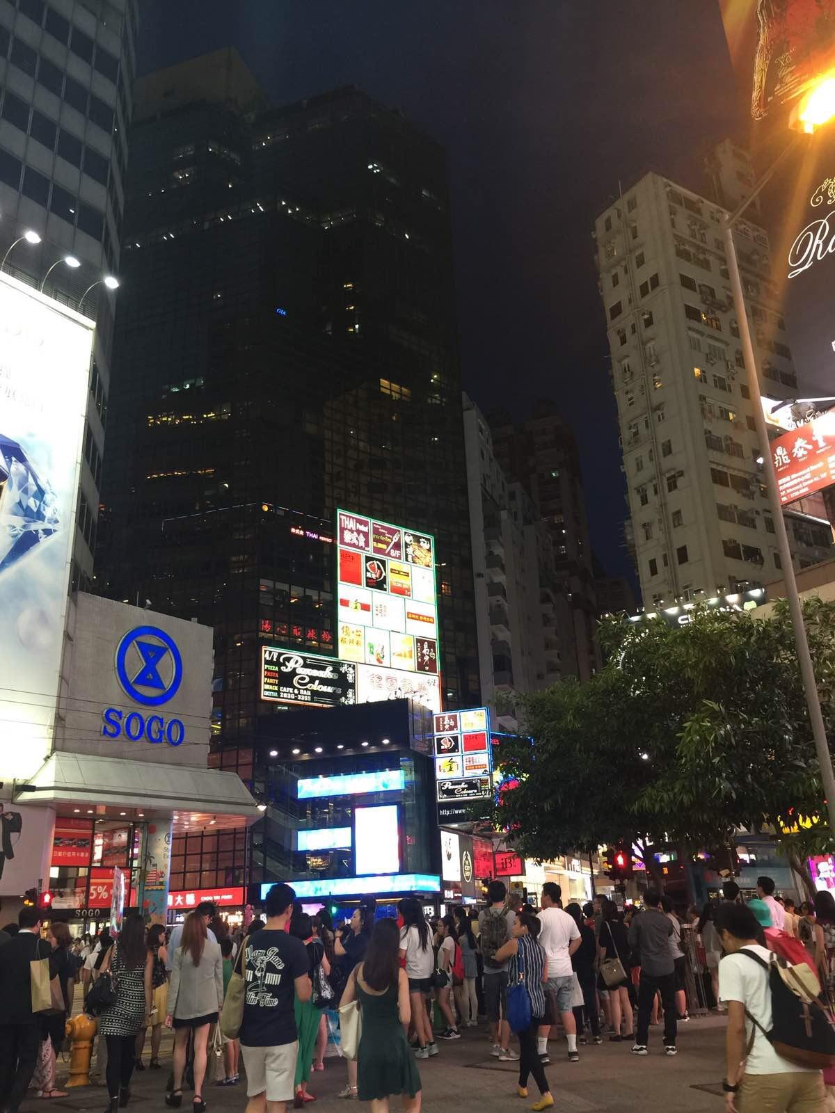 香港首站,酒店附近的铜锣湾～～ 一出地铁就是一家超大forever21,几