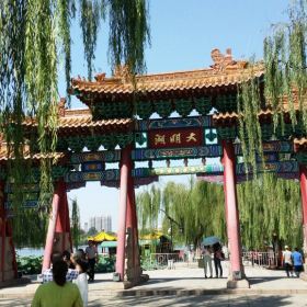 大明湖的夏雨荷_大明湖一年收入多少钱(2)