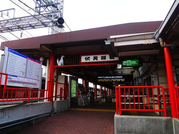 京阪电铁伏见稻荷站,依旧特色的红和狐狸