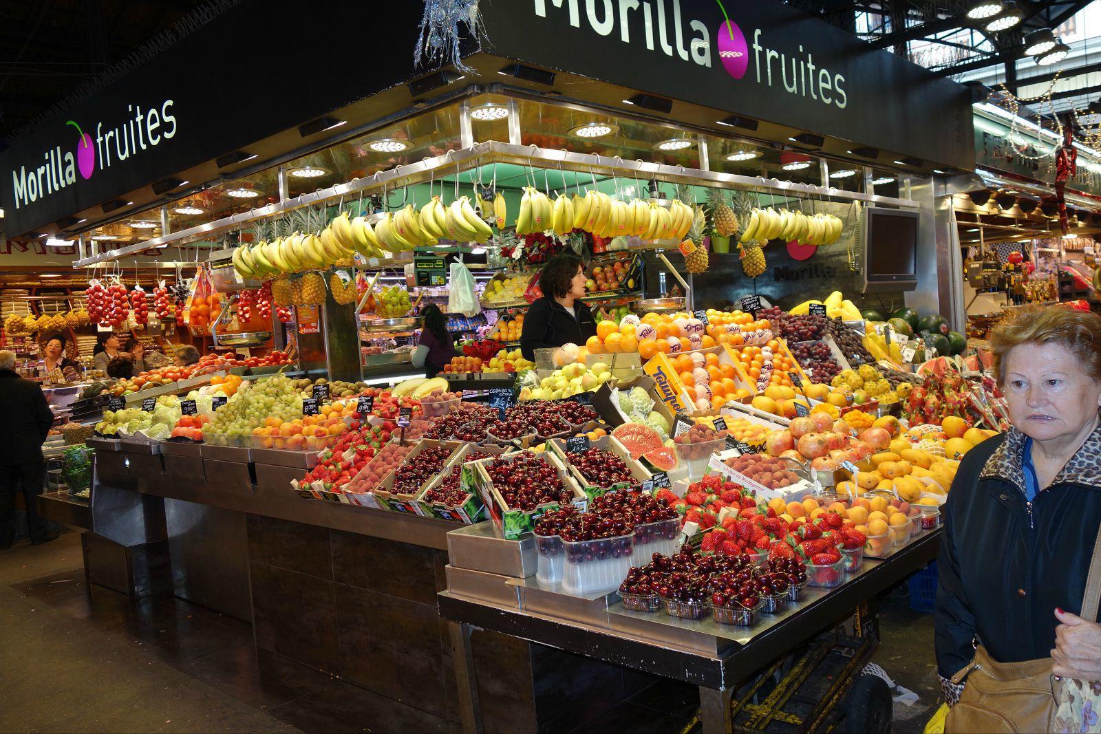 走进市场,各种当地出产的蔬菜水果,新鲜而饱满,泛着令人愉悦