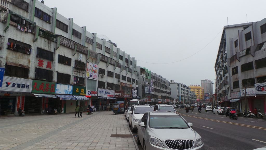 四马路比较宽敞,但是好像沿街全是建材店,很少看到有饭店小食店的.