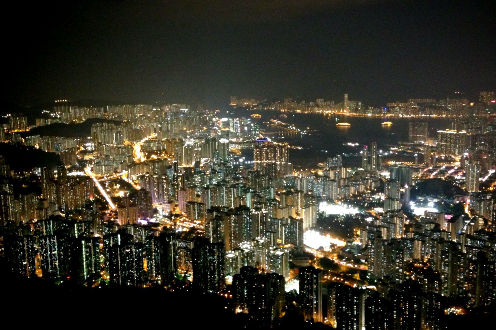 唯有此刻,我才领悟到狮子山下,万家灯火,九龙人家. 狮子山,香港