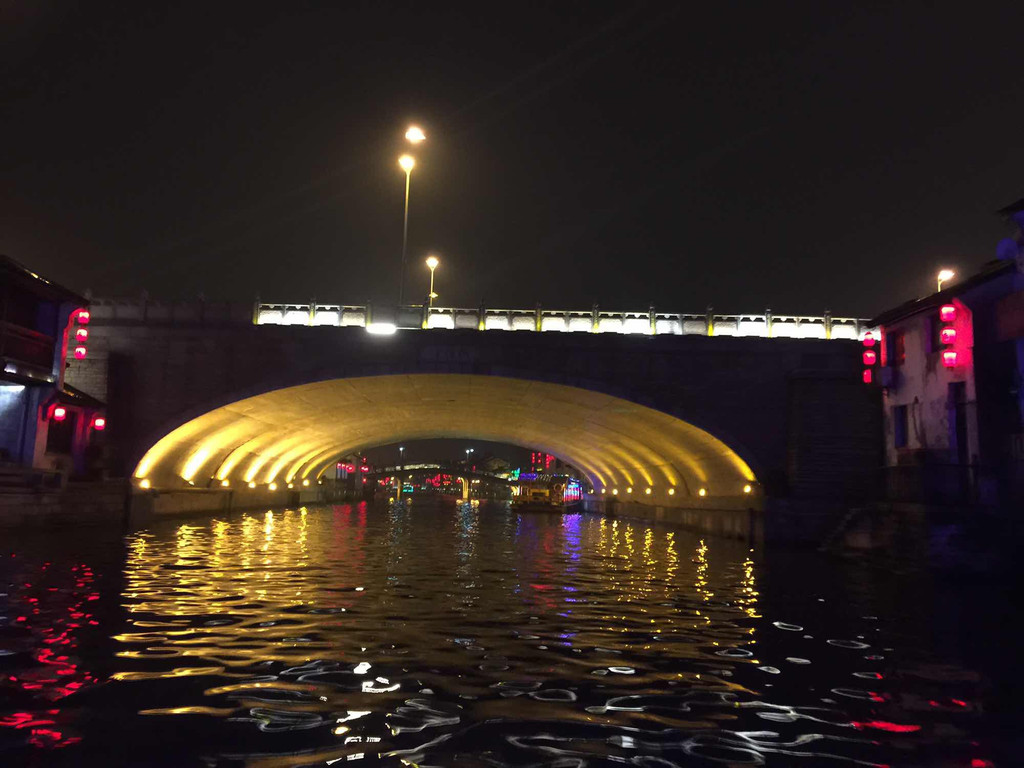 清明桥水弄堂 位于无锡市南门外的古运河与伯渎港交汇处,飞架古老的