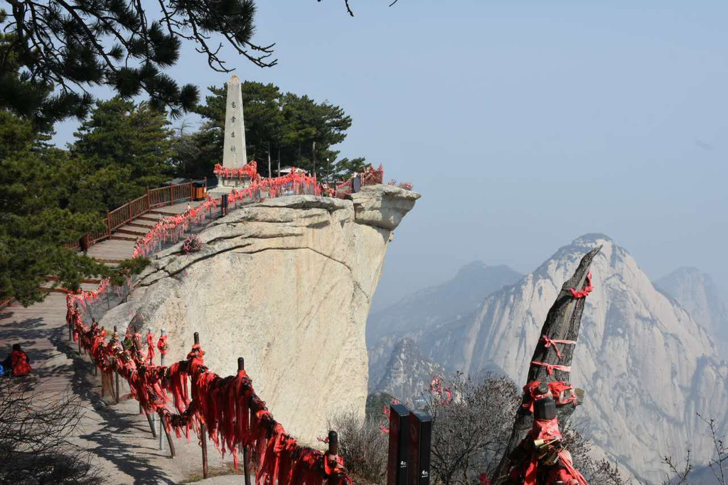 中峰:中峰又名玉女峰,《东周列国志》上有"弄玉吹萧双跨凤,赵盾背秦