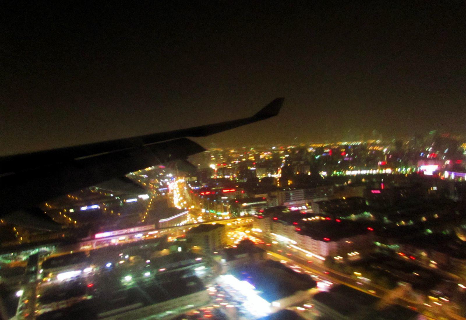 降落,这个是一号机场,夜晚的跑道上灯光点点 迪拜国际机场