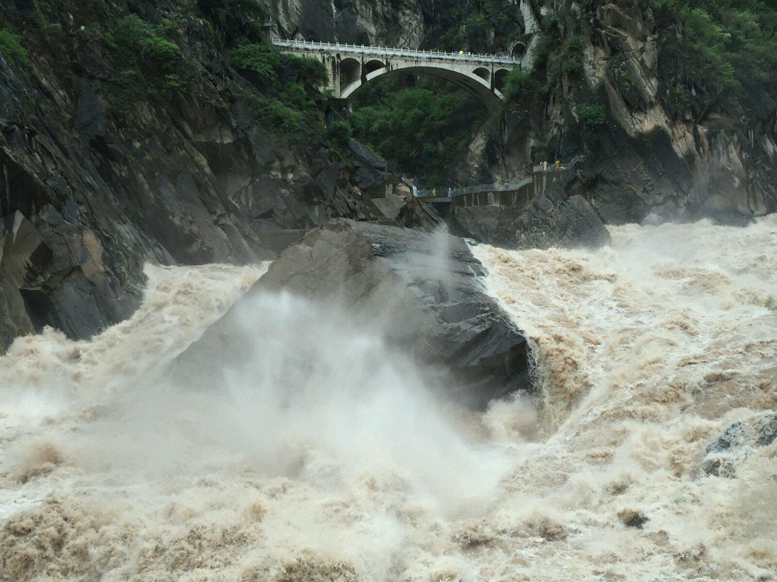 虎跳石雄踞江心,把激流一分为二,惊涛震天. 虎跳峡