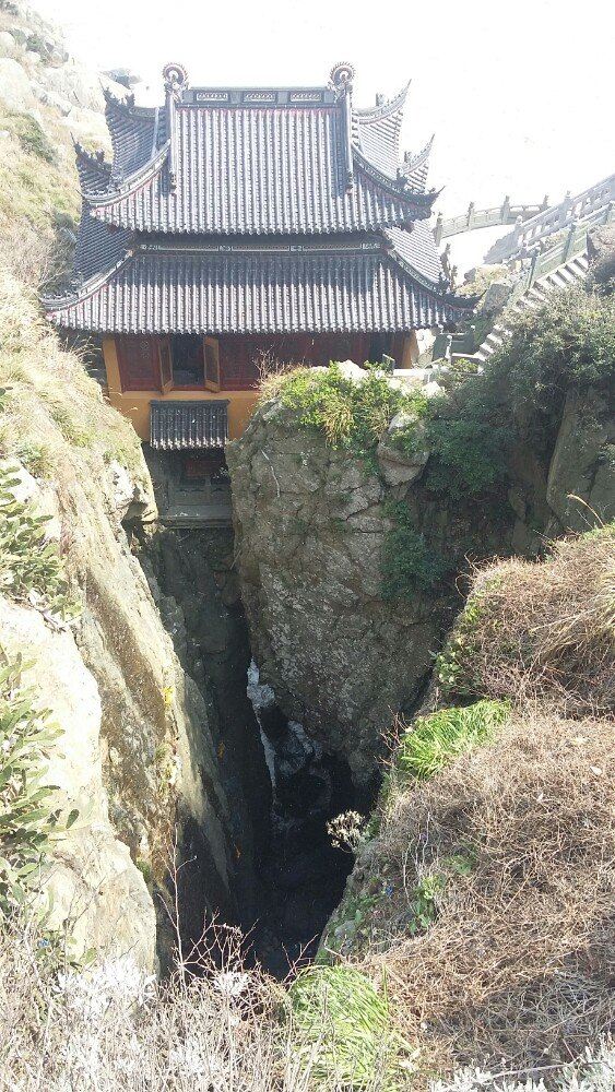 传说梵音洞如有佛缘可以看到观音菩萨身行的!