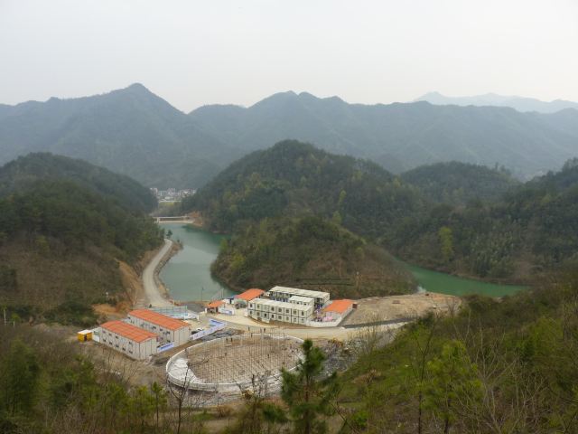 山后的水库及估计在建设的旅游设施.