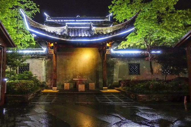 雨夜逛绮园商业街