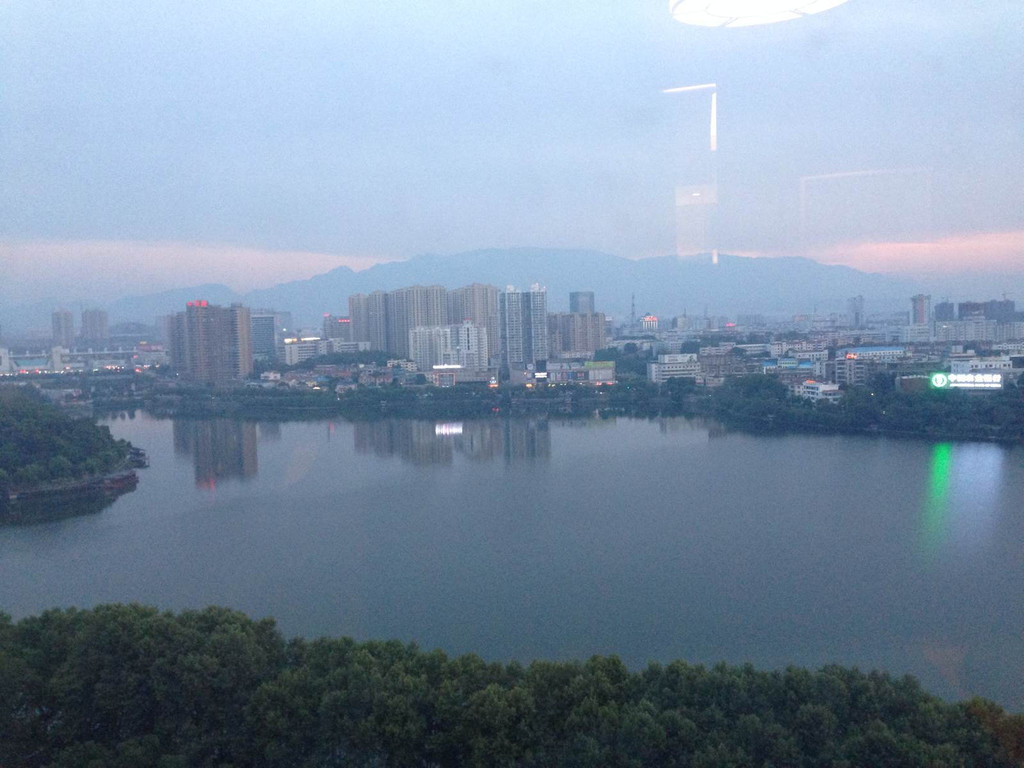 傍晚6点,抵达九江南湖边的远洲国际