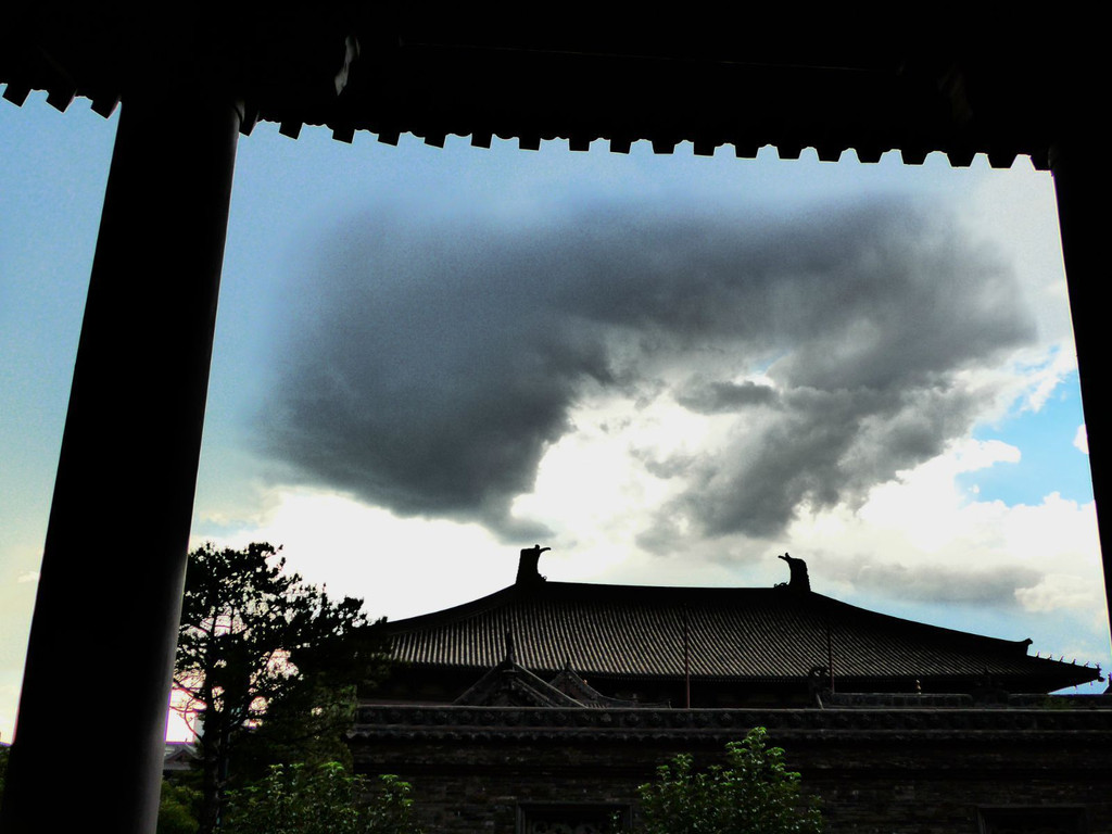 天空一直雷声滚滚,令人感觉江山风雨飘摇