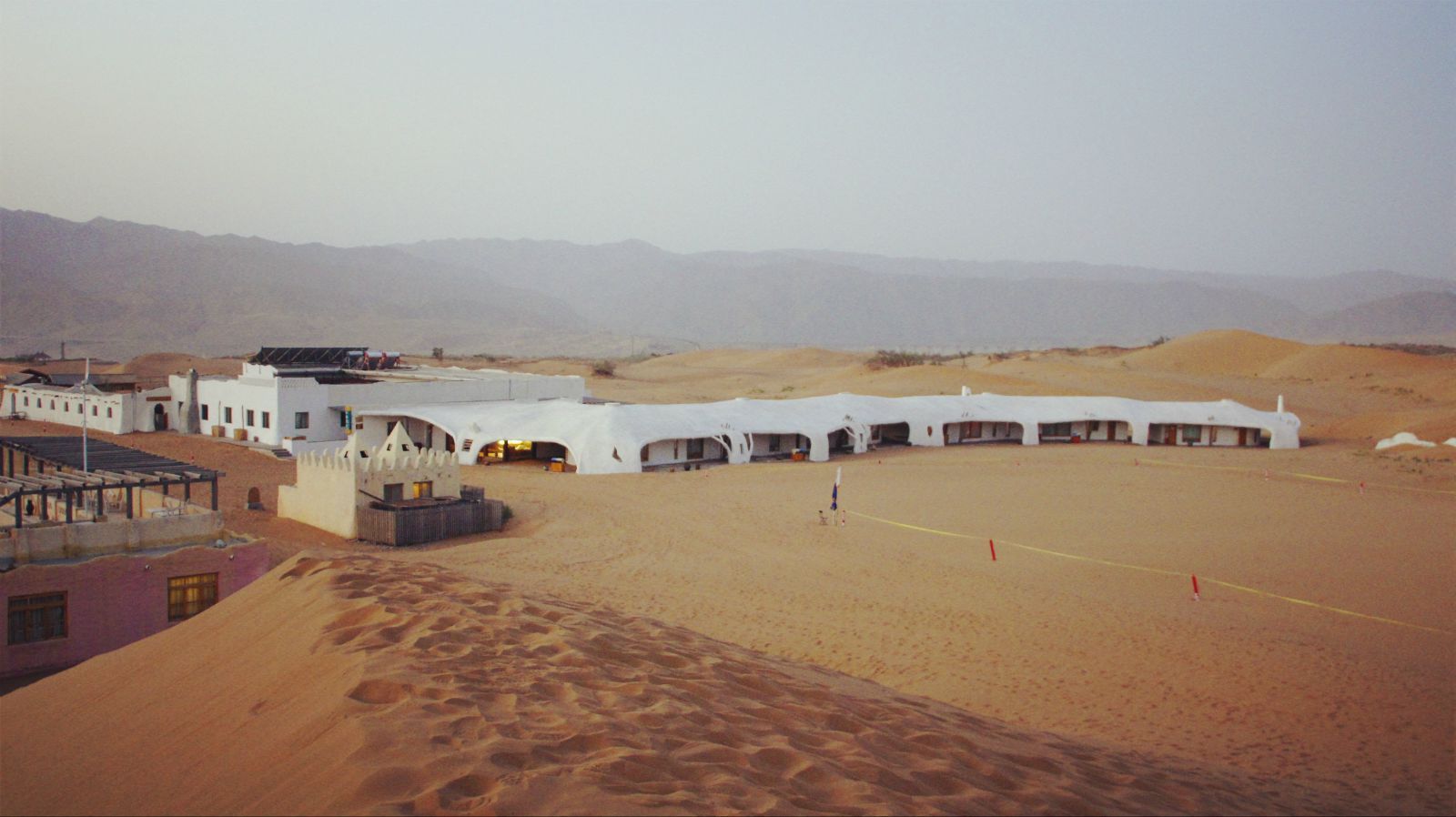 沙漠酒店 沙坡头在腾格里沙漠的边缘,分沙漠和黄河两个区域,中间被