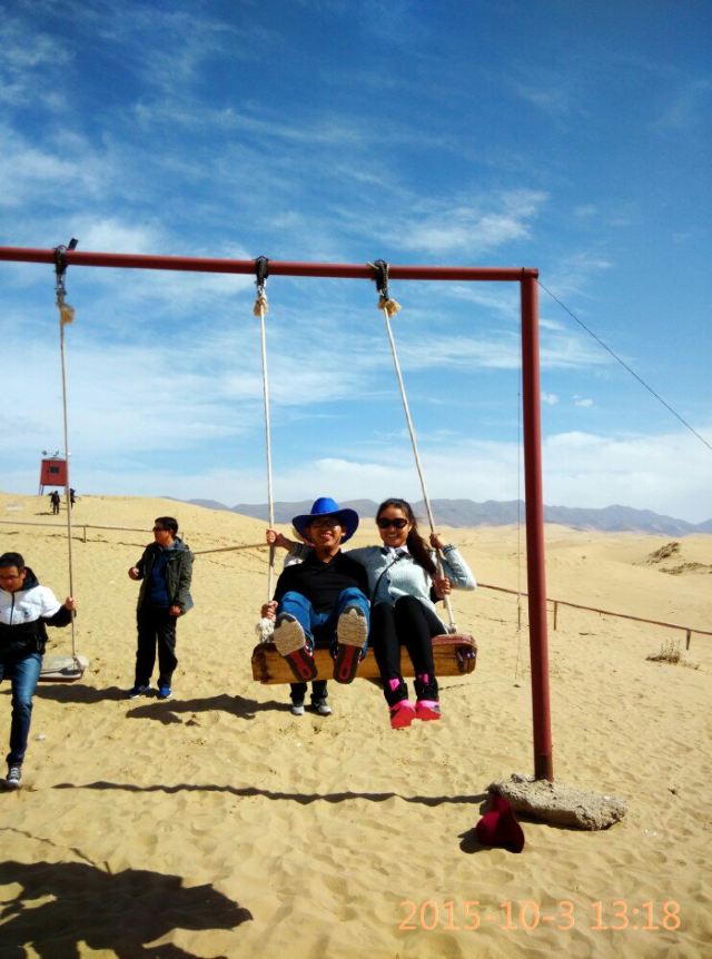 雨靴陷沼泽-雨靴踩泥陷入泥浆\/美女陷入沼泽中