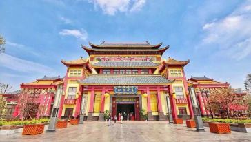 感受独一无二的神奇,刺激,逼真的火焰山之战;在《惊魂之旅》中,跟随