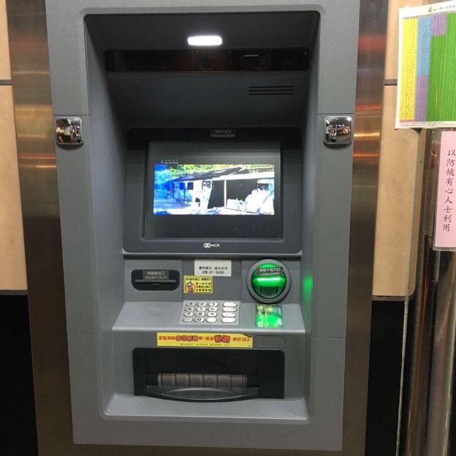 取款机选择有银联的哦 atm在买广告哈哈 是先吐卡再取钱的