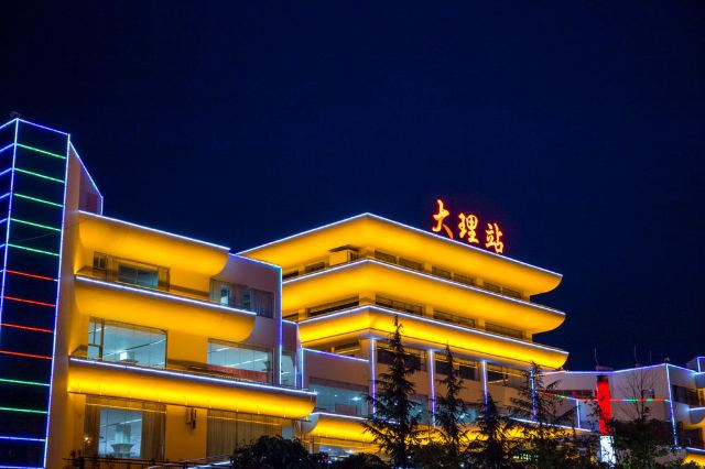 与丽江火车站相比,大理站就小了很多,基本都是昆明和丽江之间的过路车