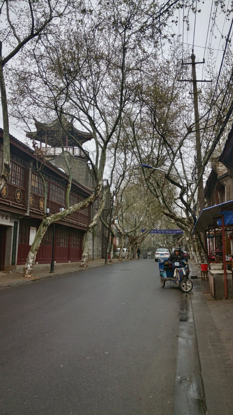 京畿路,右侧充满了生活气息,左侧则散发着历史的厚重感. 镇江
