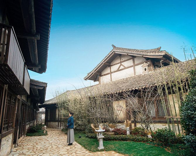 山居酒店坐落于东方盐湖城旅游度假区内,分为茅山鸟巢,春竹小院,石供