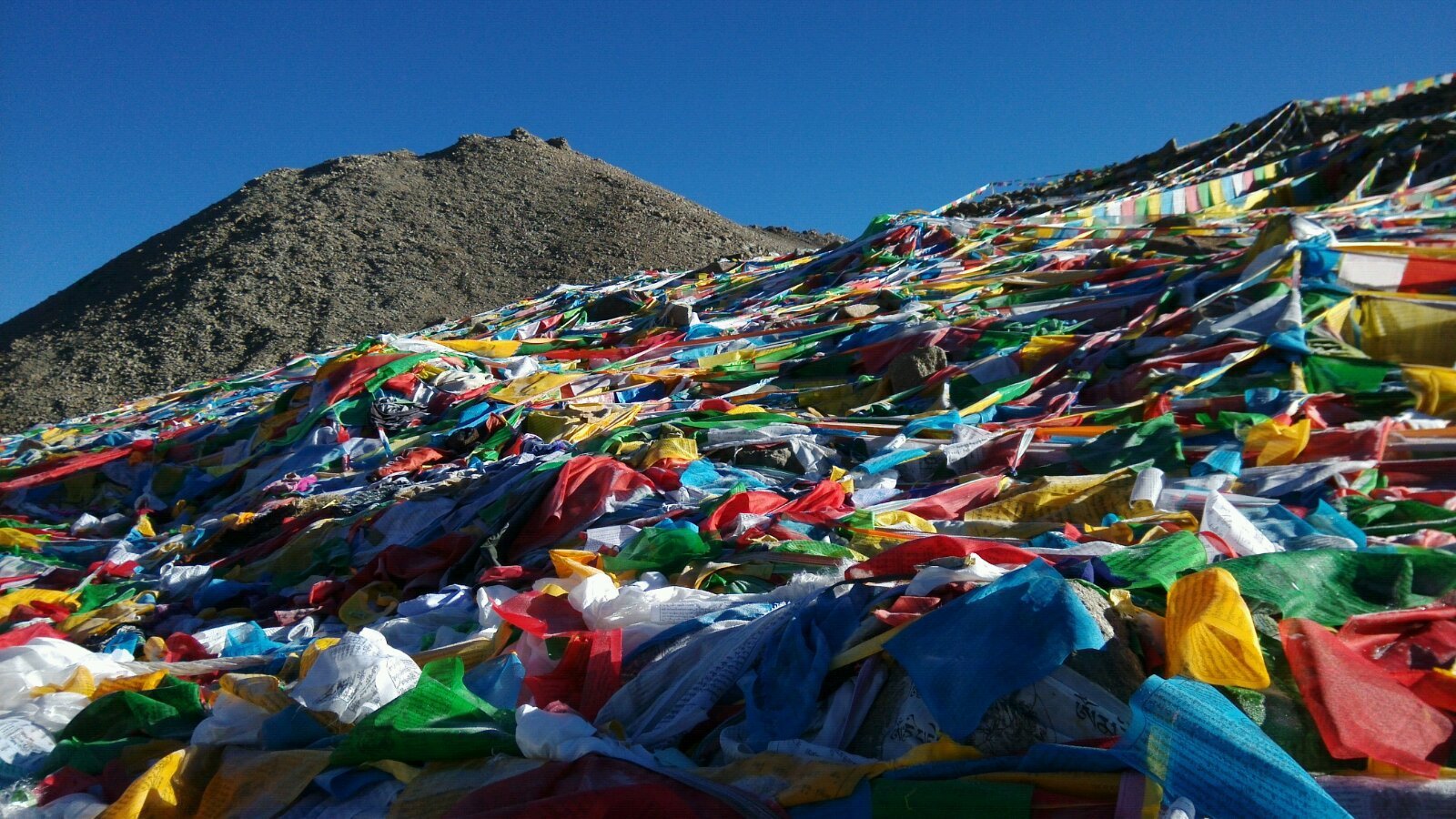 满眼的经幡,离山顶最高处似乎只有咫尺～天涯 冈仁波齐卓玛拉山口