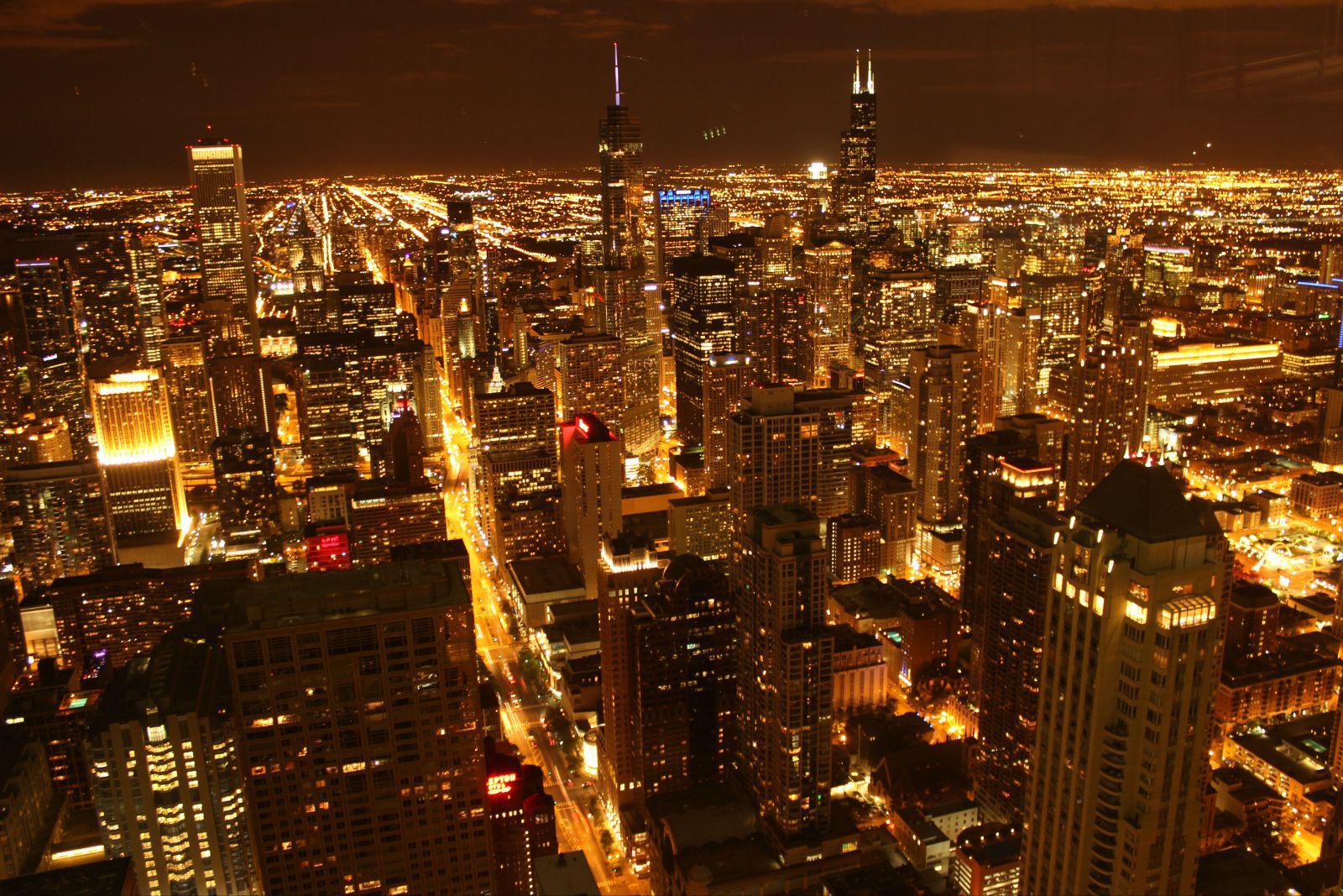 芝加哥之夜,虽不及重庆夜景的层次重叠,但一马平川也铺展出了另一种