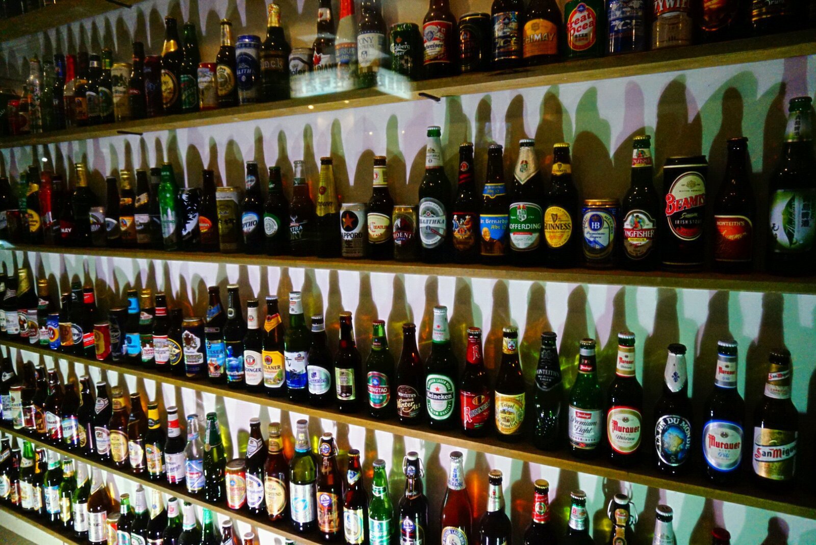 摆了各种各种的啤酒瓶,很好看,有心水看中的吗 青岛啤酒博物馆