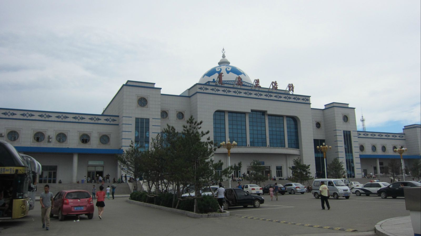 称为乌兰浩特市,位于大兴安岭南麓,内蒙古东部,是兴安盟的首府.